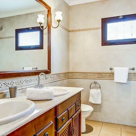 Villa Playa Blanca Sleeps 8 Pool Wifi T334218